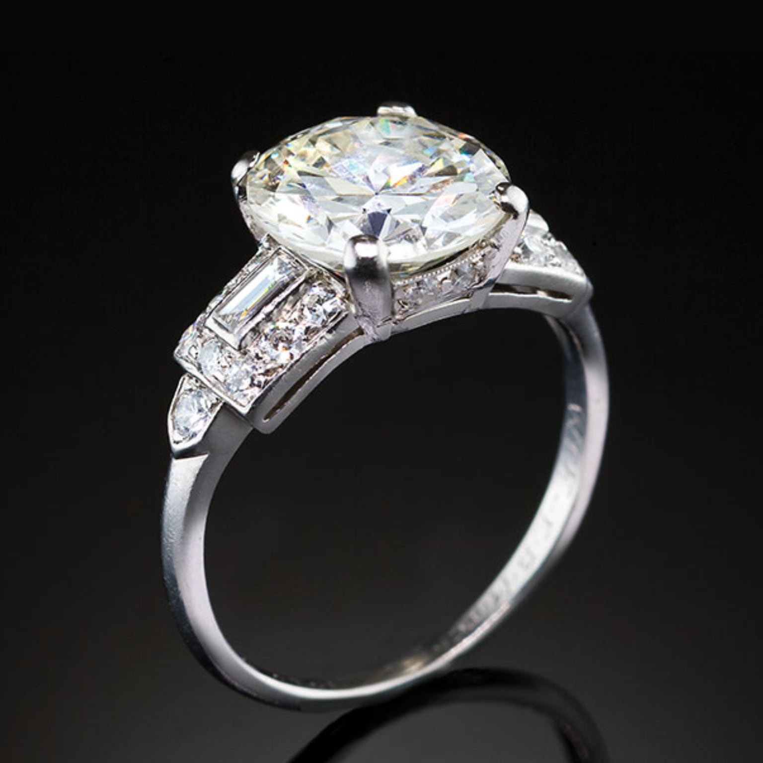 OUTSTANDING, RARE AND VERY BEAUTIFUL LARGE PERIOD DIAMOND ART DECO PLATINUM RING