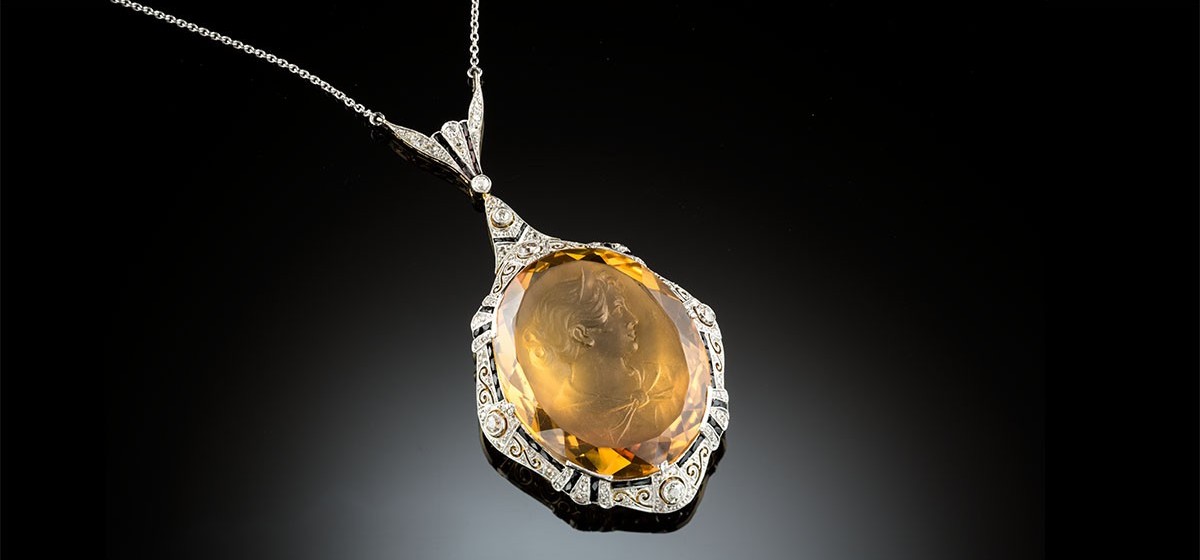 An early twentieth century citrine intaglio diamond and onyx necklet