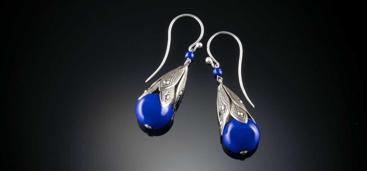 VINTAGE PAIR OF SILVER AND BLUE STONE SET DROP EARRINGS