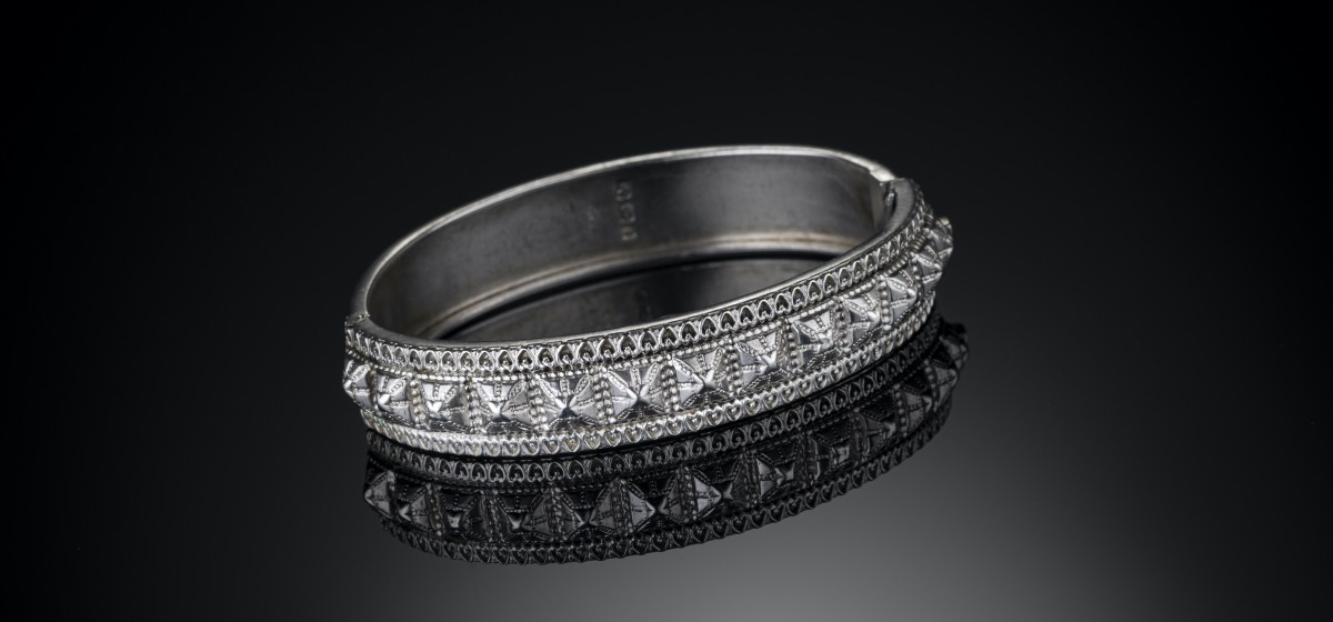 VICTORIAN NARROW STERLING SILVER HINGED BANGLE WITH HOBNAIL EMBELLISHMENT.