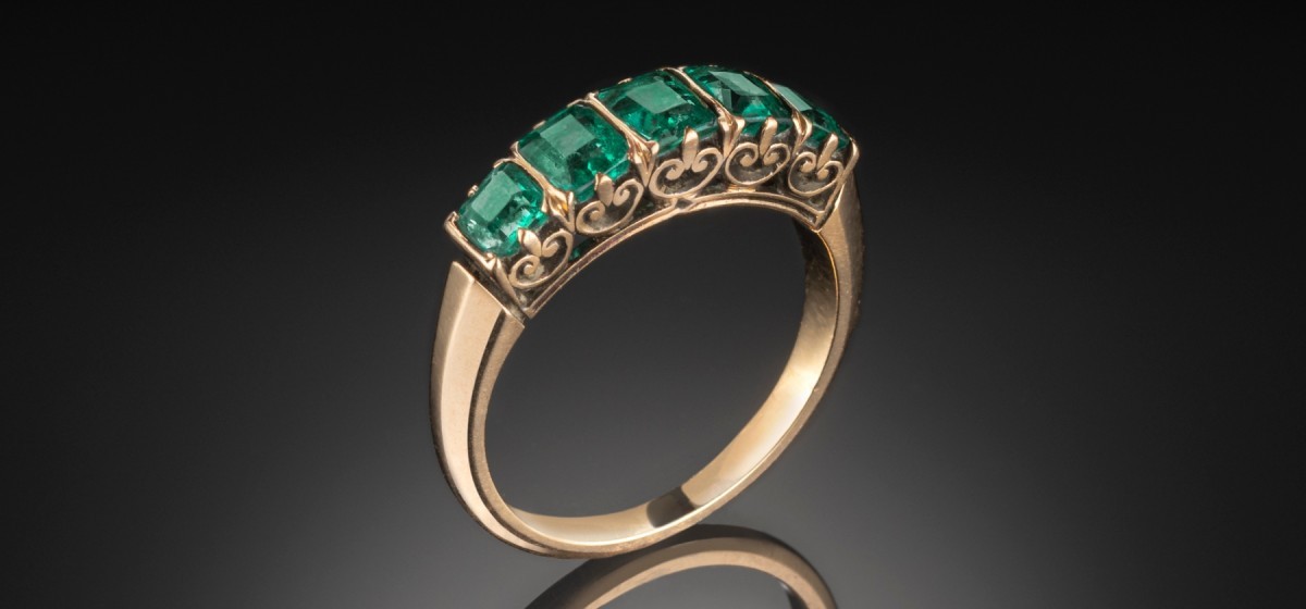 EARLY TWENTIETH CENTURY FRENCH GOLD AND EMERALD GARTER RING