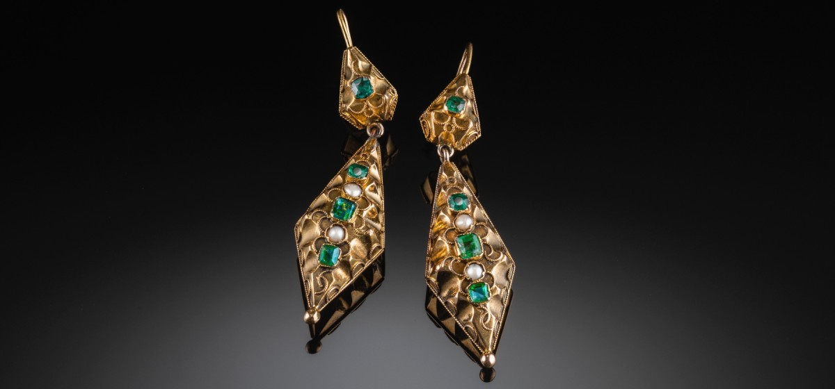 ANTIQUE VICTORIAN EMERALDS AND GOLD PENDANT EARRINGS