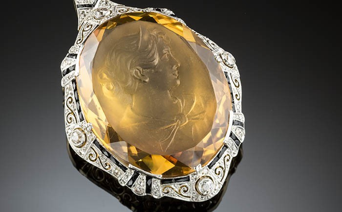 An early twentieth century citrine intaglio diamond and onyx necklet