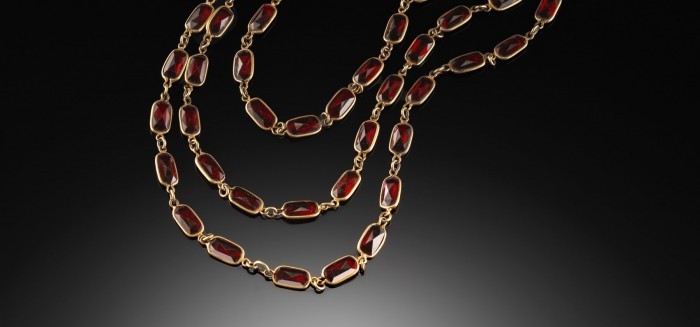 ANTIQUE GILDED LONG CHAIN OF LARGE FACETED RICH RED PASTES