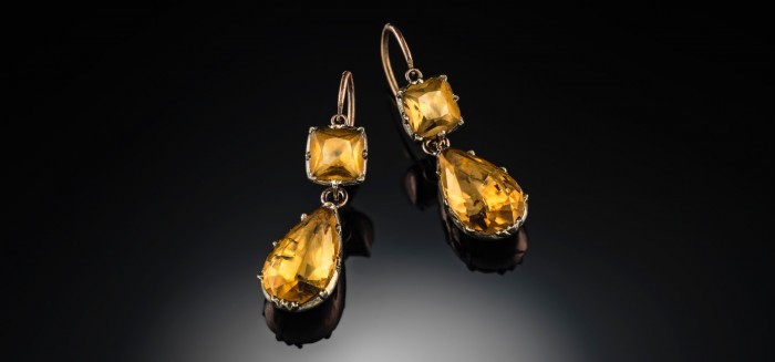 FINE ANTIQUE FOIL BACKED TOPAZ COLOURED PASTE DAY AND NIGHT EARRINGS IN YELLOW GOLD