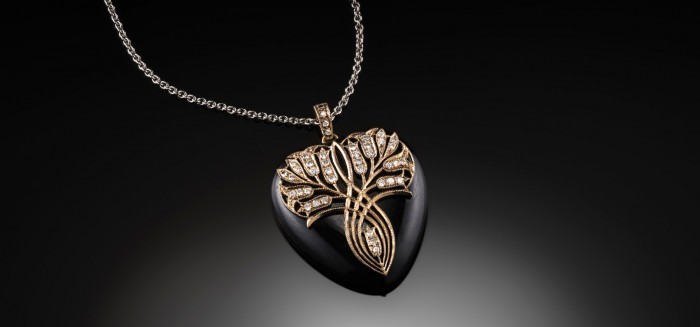 LATE 1930S ART DECO ONYX 18CT GOLD AND DIAMOND HEART PENDANT